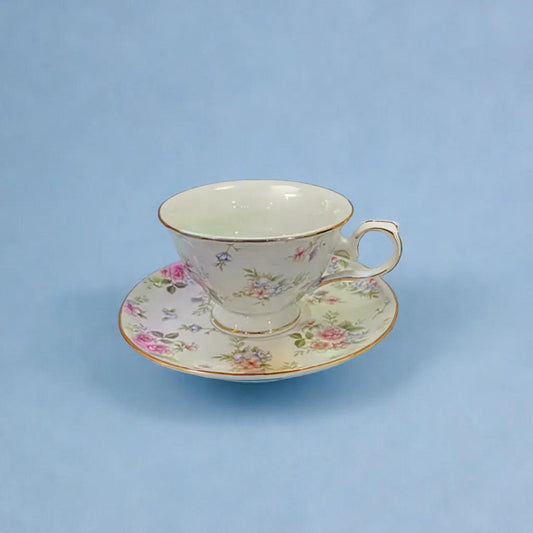 Tasse et Assiette Vintage Élégance Florale